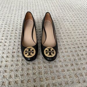 Tory Burch Black pumps with Gold Emblem